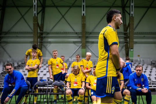 Roony Bardghji with team mates of the Swedish under-21
