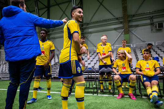 Roony Bardghji with team mates of the Swedish under-21