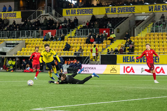 Sveriges Taha Ayari och Schweiz målvakt Silas Huber