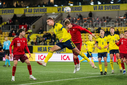 Sveriges Elison Makolli och Schweiz Sonny Henchoz