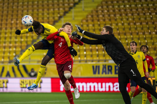 Sveriges Alieu Njie och Schweiz Sonny Henchoz och målvakt