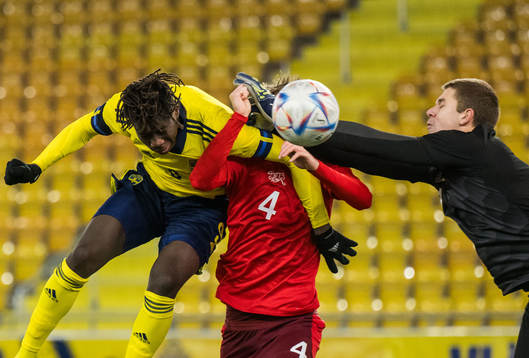 Sveriges Alieu Njie och Schweiz Sonny Henchoz och målvakt