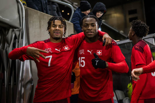 Schweiz Malik Deme och Ifechukwu Ogbus jublar