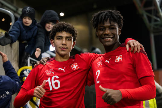 Schweiz Mohsen Abdeljaoued och Dircssi Ngonzo jublar