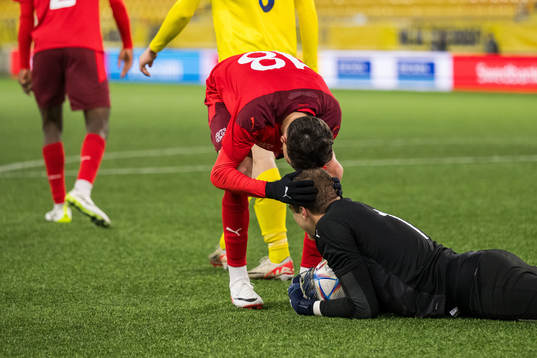 Schweiz Sebastian Walker och målvakt Silas Huber jublar