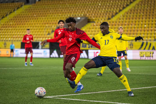 Schweiz Johan Manzambi och Sveriges Emmannuel Tannor