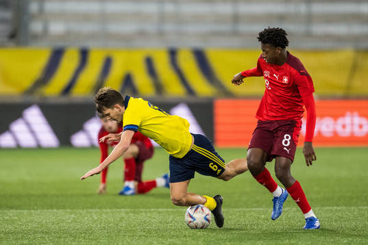 Sveriges Kasper Karlsson och Schweiz Johan Manzambi