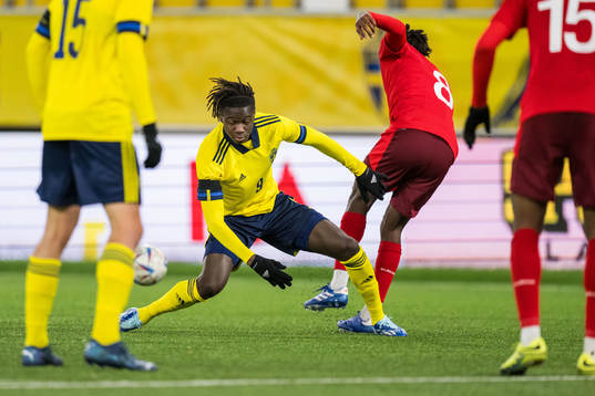 Sveriges Alieu Njie och Schweiz Johan Manzambi
