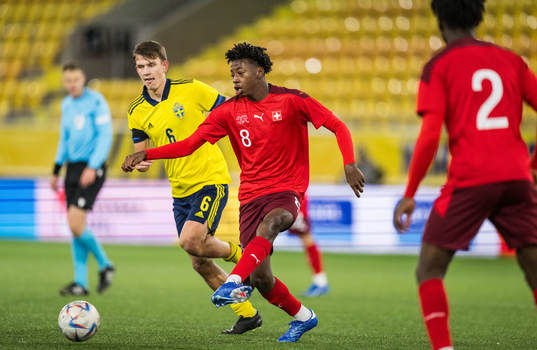 Sveriges Kasper Karlsson och Schweiz Johan Manzambi