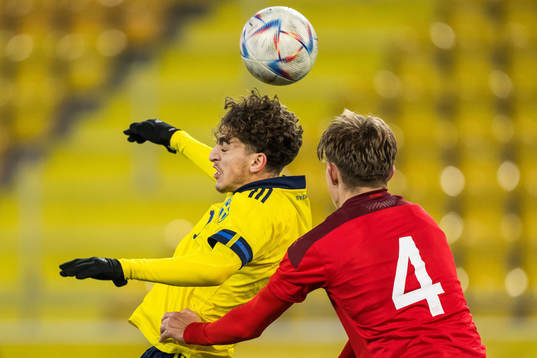 Sveriges Taha Ayari och Schweiz Sonny Henchoz