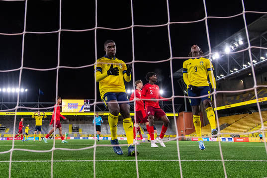 Sveriges Emmannuel Tannor och Alieu Njie deppar