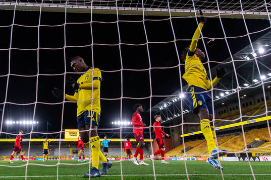 Sveriges Emmannuel Tannor och Alieu Njie deppar