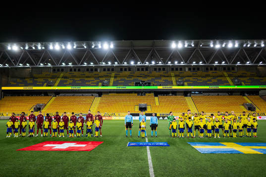 Schweiz och Sveriges spelare vid line-up