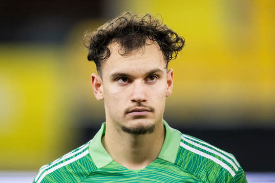 Sveriges målvakt Elis Bischesari vid line-up