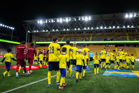 Schweiz och Sveriges spelare går in på plan