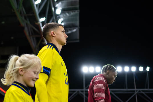 Sveriges Leonardo De Oliveira går in på plan