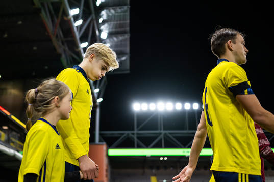 Sveriges Lucas Bergvall går in på plan