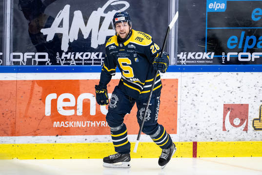Södertäljes Emil Alba jublar