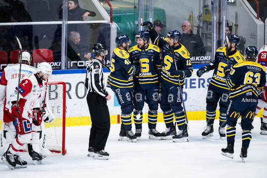 Södertäljes Emil Alba jublar med lagkamrater