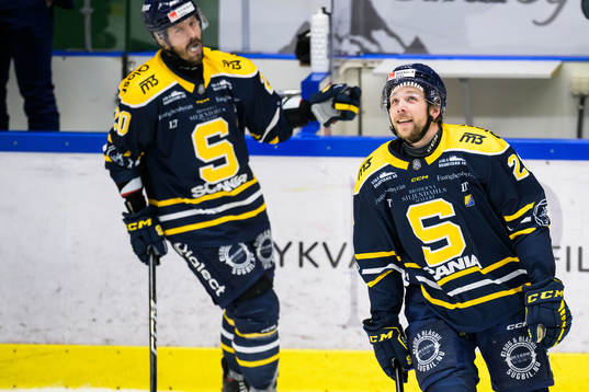 Södertäljes Emil Alba jublar