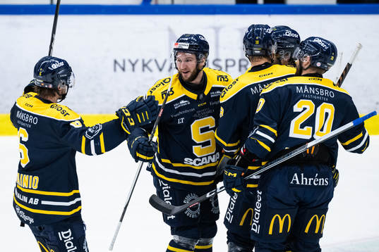 Södertäljes Daniel Norbe jublar med Olli Vainio, Linus