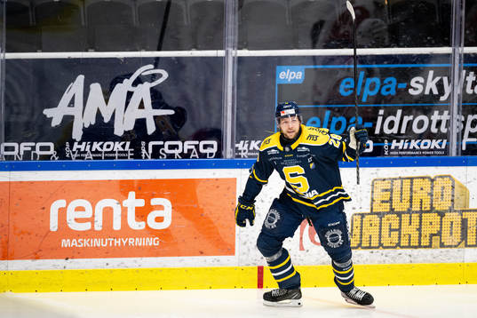 Södertäljes Emil Alba jublar