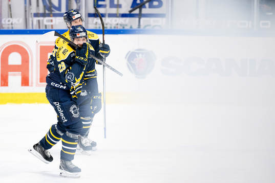 Södertäljes Emil Alba jublar