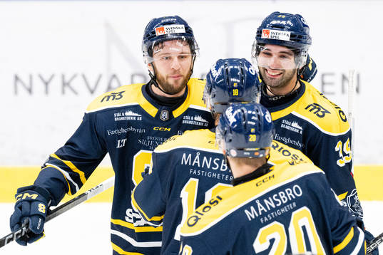 Södertäljes Daniel Norbe jublar med Linus Videll och