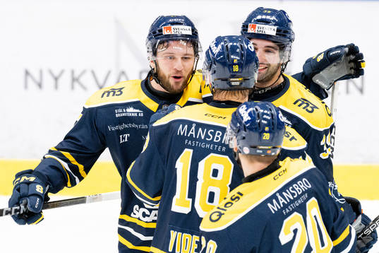 Södertäljes Daniel Norbe jublar med Linus Videll och