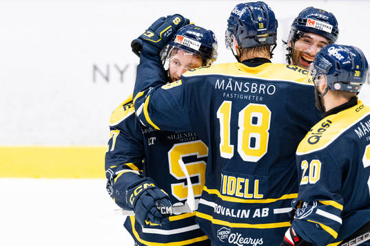 Södertäljes Daniel Norbe jublar med Linus Videll och