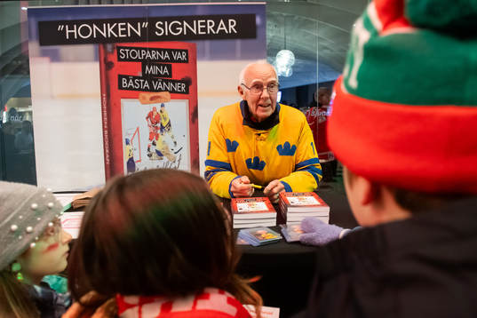 Leif ”Honken” Holmqvist signerar böcker