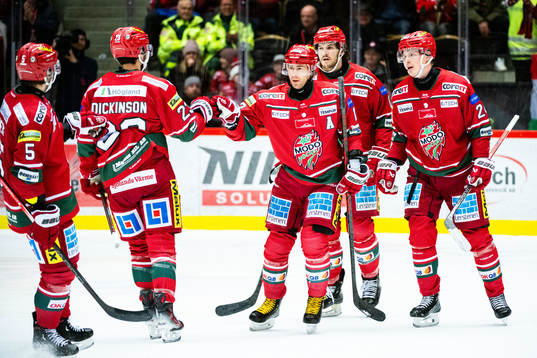 MoDos Mikael Ruohomaa jublar med lagkamrater