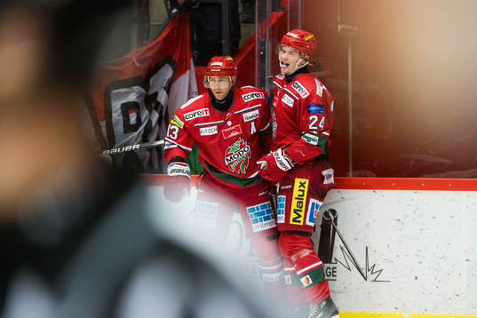 MoDos Mikael Ruohomaa jublar med Erik Walli Walterholm