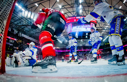 Leksands målvakt Mantas Armalis blockerar pucken