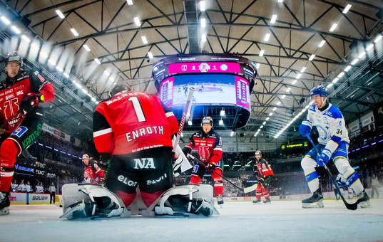 Örebros målvakt Jhonas Enroth och Leksands Peter Cehlarik