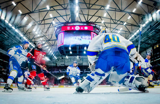 Örebros Christopher Mastomäki och Leksands målvakt