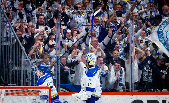 Leksands målvakt Mantas Armalis jublar med fansen
