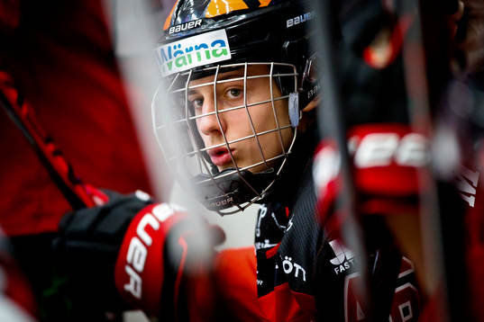 Örebros Luka Radivojevic på bänken