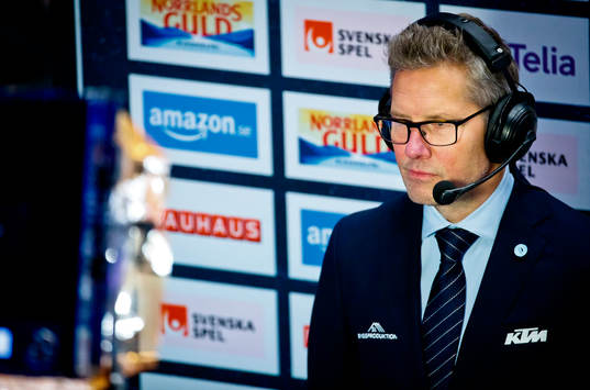 Örebros tränare Johan Hedberg blir intervjuad
