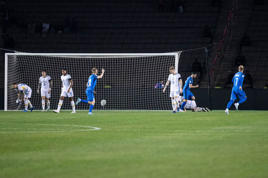 Player of Sweden look dejected