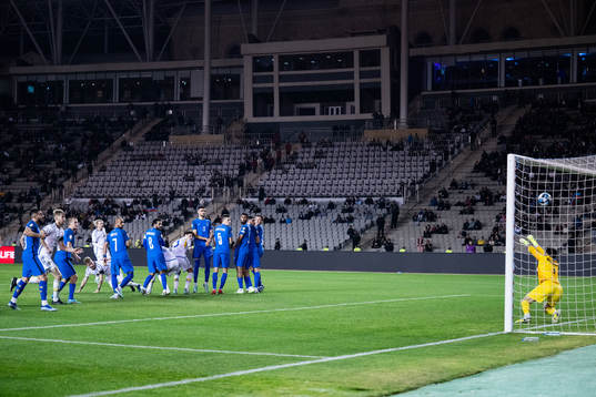 Emil Forsberg of Sweden shoots a free kick at goalkeeper
