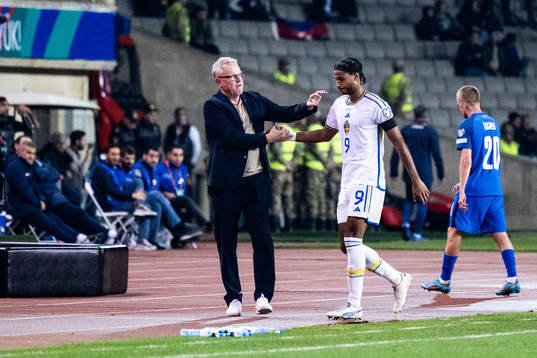 Head coach Janne Andersson and Jens Cajuste of Sweden