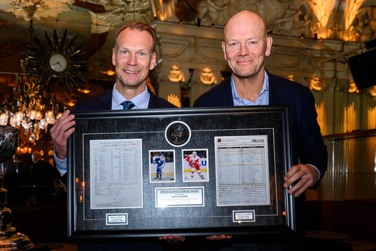 Nicklas Lidström and Mats Sundin pose for a photo