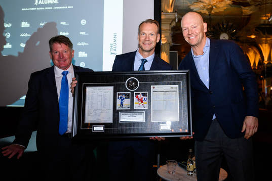 Nicklas Lidström and Mats Sundin pose for a photo