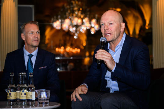 Nicklas Lidström and Mats Sundin as Nicklas Lidström has