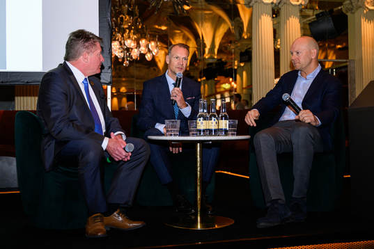 Nicklas Lidström and Mats Sundin as Nicklas Lidström has