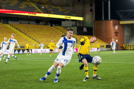 Eetu Mömmö of Finland and Noah Persson of Sweden