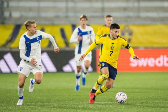 Topi Keskinen of Finland and Roony Bardghji of Sweden