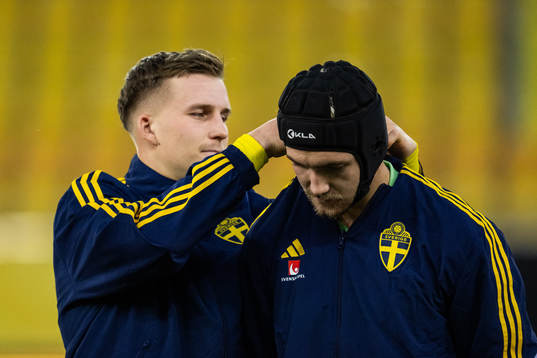 Casper Widell and goalkeeper Noel Törnqvist of Sweden