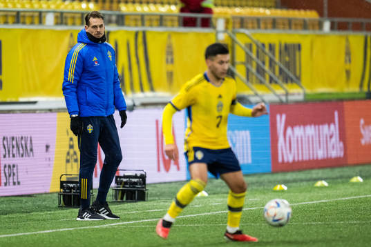 Head coach Daniel Bäckström and Roony Bardghji of Sweden
